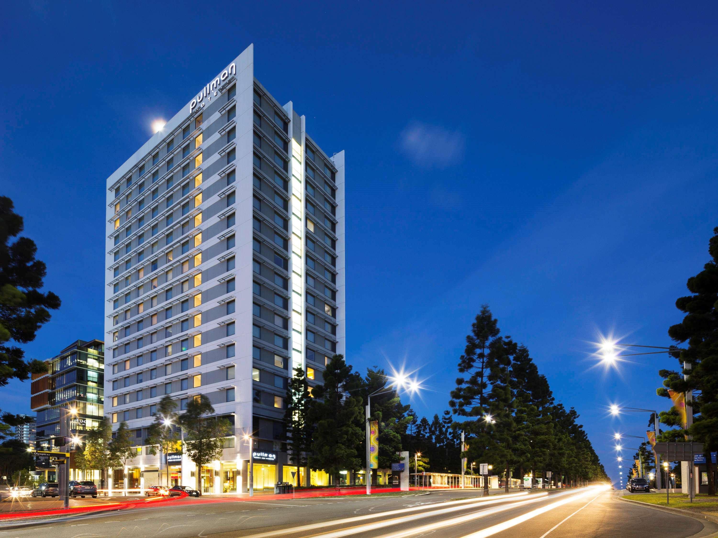 Pullman Sydney Olympic Park Hotel Buitenkant foto The hotel at night