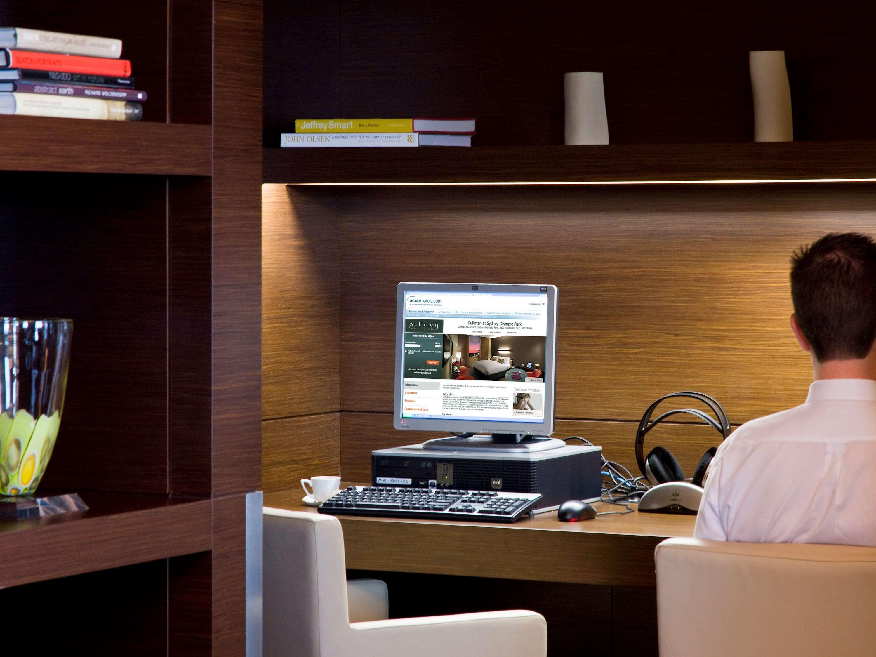 Pullman Sydney Olympic Park Hotel Buitenkant foto A man using a computer